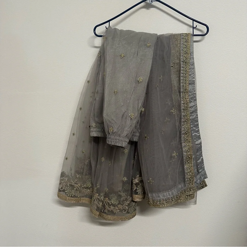 Elegant Grey Embroidered 3-Piece Gharara Set | Formal / Nikkah Outfit - Picture 8 of 10